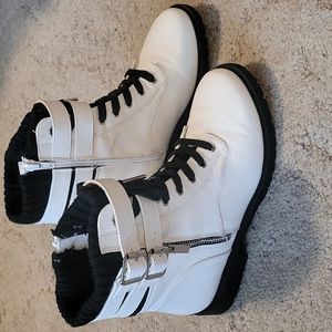 Size 8 side zip white and black boots. Hardly worn any other questions just ask